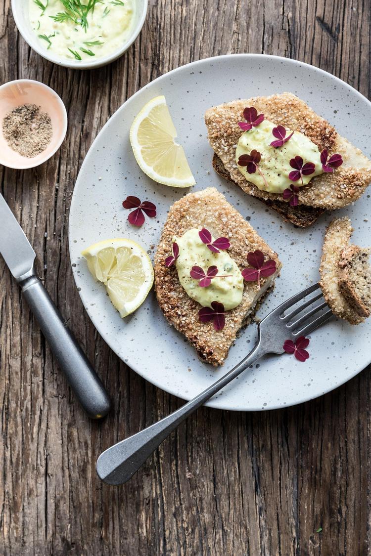 For at glæde sin søster, som er vegetar, har Ditte Ingemann paneret og stegt en selleri som en fiskefilet – og selv lavet remouladen. 