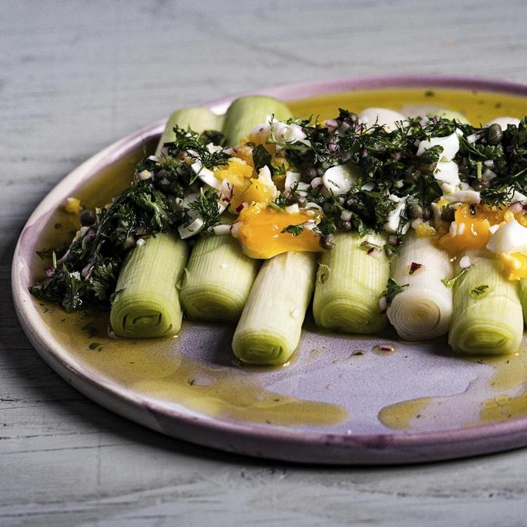 Porrer i vinaigrette med æg er en klassisk, nem og meget velsmagende ret.  Foto: Eva Helbæk