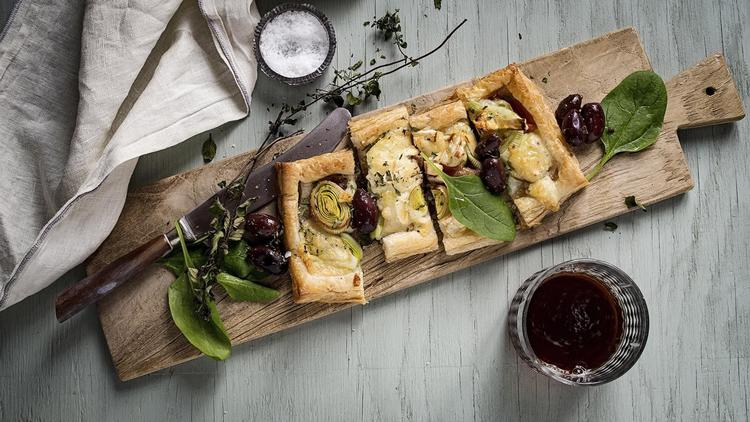 De små tærter kan mange ting, f. eks. være en hurtig snack, en forret eller ligefrem en hovedret. Foto: Eva Helbæk