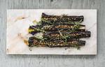 Porrerne blev grillet i ovnen, fordi grillpanden var blevet væk. Det var nemt og endte godt – ikke mindst pga. kombinationen med det brunede smør og de søde figner. Foto: Eva Helbæk