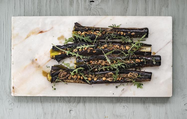 Porrerne blev grillet i ovnen, fordi grillpanden var blevet væk. Det var nemt og endte godt – ikke mindst pga. kombinationen med det brunede smør og de søde figner. Foto: Eva Helbæk
