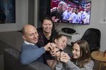 Selv om der er masser af tvkanaler, film- og streamingtjenester hos familien Bjørneboe i Tune, er der ingen planer om at skære i udbuddet. For alle har hver deres favoritter, fortæller Ulrik Bjørneboe, her sammen med sin kone Kathrine og de to døtre Amalie (11) og Sofie (13). 