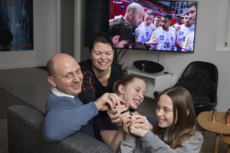 Selv om der er masser af tvkanaler, film- og streamingtjenester hos familien Bjørneboe i Tune, er der ingen planer om at skære i udbuddet. For alle har hver deres favoritter, fortæller Ulrik Bjørneboe, her sammen med sin kone Kathrine og de to døtre Amalie (11) og Sofie (13). 