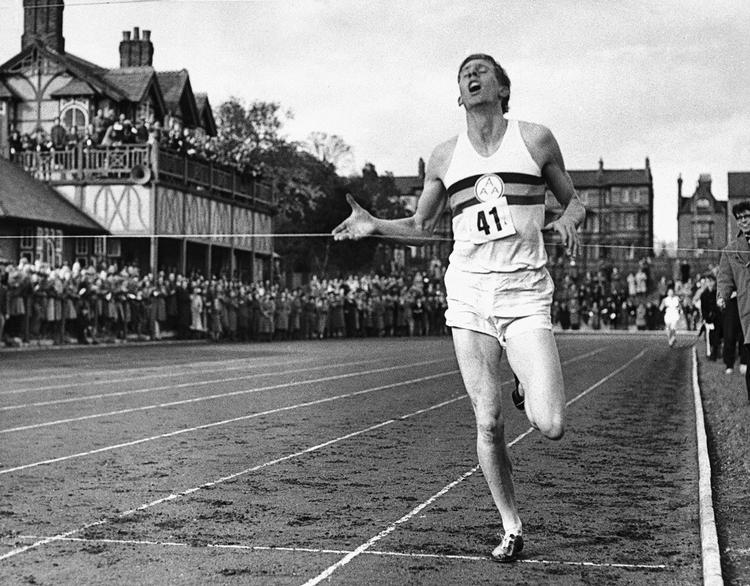 6. maj 1954 kom Roger Bannister som den første løber under 4 minutter på en engelsk mil. 