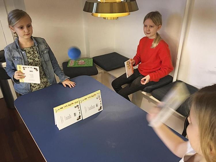 Bordtennis med blå bolde og børnelitteratur som både bat og net var pigernes favorit, da Ursula, Ella og Laura legede sig gennem de 10 aktivitetskort i kassen fra FamlySport. - Foto: Charlotte Branner 