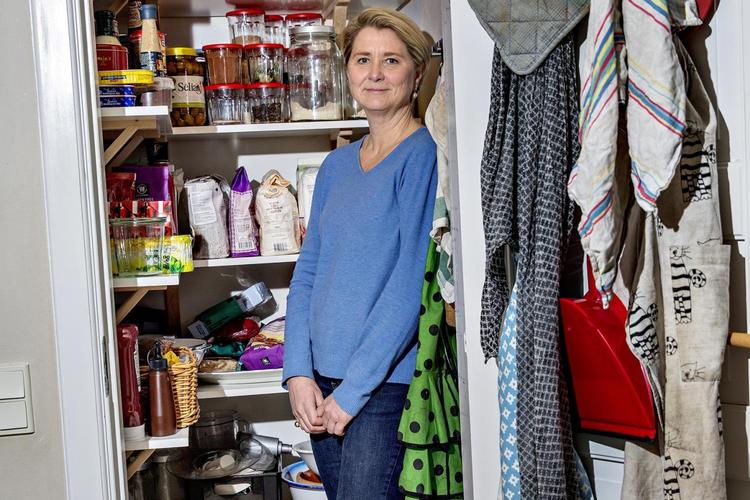 I januar spiser Trine Baadsgaard sig gennem indholdet af spisekammer og fryser. »Jeg køber kun grøntsager og mælkeprodukter den måned – alt andet skal komme fra skabene«, siger hun. 