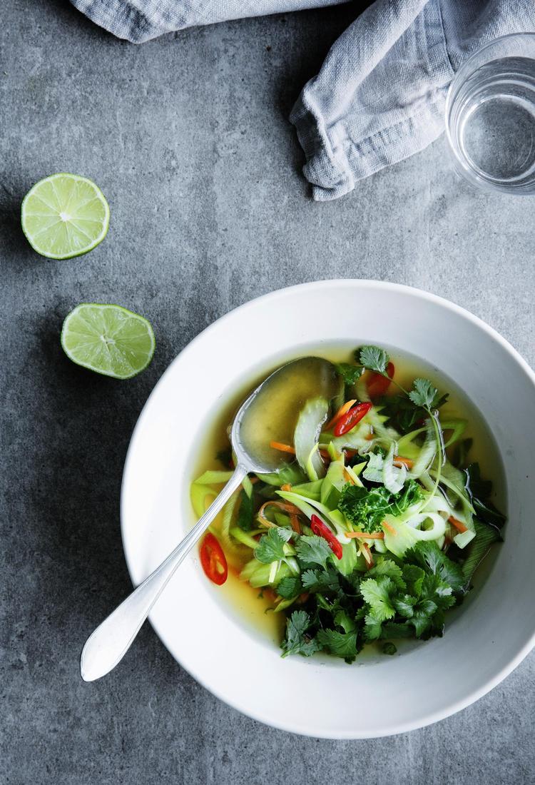 Den klare suppe byder på masser af friskhed og sprøde grøntsager. 