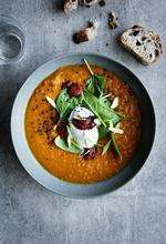 Gulerødderne spiller hovedrollen i den farverige suppe med yoghurt og harissa, der fungerer perfekt som topping. 