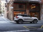 Volvo XC40 er lidt højbenet og kan fås med firehjulstræk. Men den er primært tænkt som bybil. 