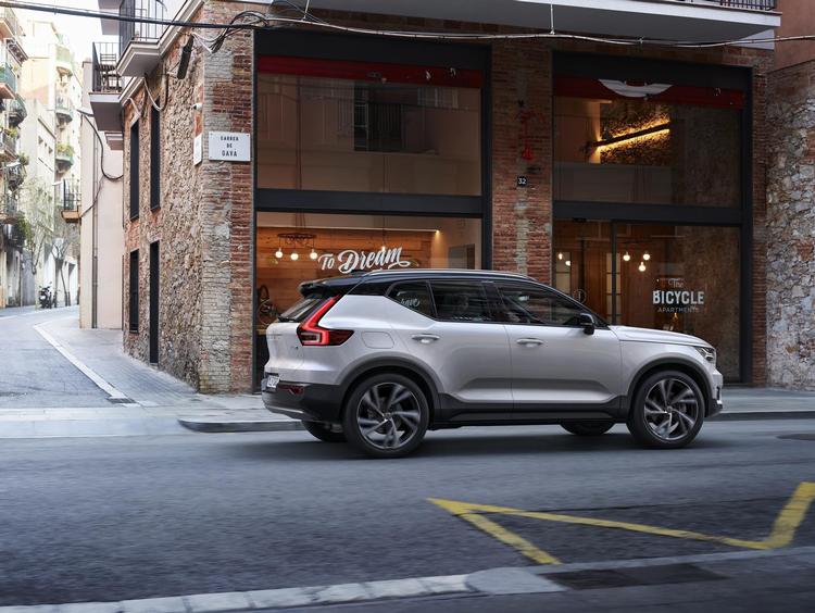 Volvo XC40 er lidt højbenet og kan fås med firehjulstræk. Men den er primært tænkt som bybil. 