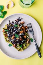 Falafelvaflerne kan opgraderes med stegt/grillet halloumi-ost. 