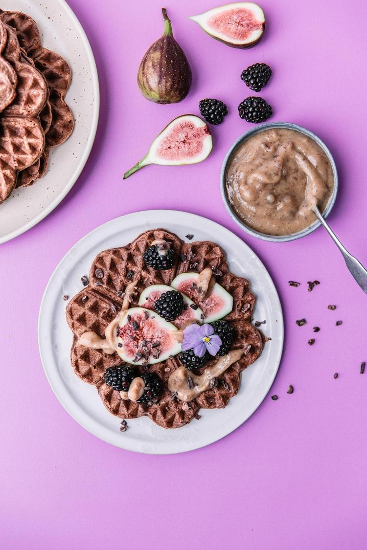 Chokovaflerne kan desuden serveres med letpisket flødeskum. Foto: Ditte Ingemann