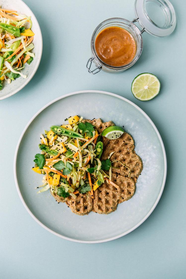 Kimchivaflerne kan med fordel serveres med et spejlæg ovenpå. Foto: Ditte Ingemann