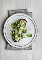 Toasten er et godt eksempel på, at man kan trylle en skøn, lille ret frem af næsten ingenting, bare man har lidt kål i køleskabet. Line Thit Klein