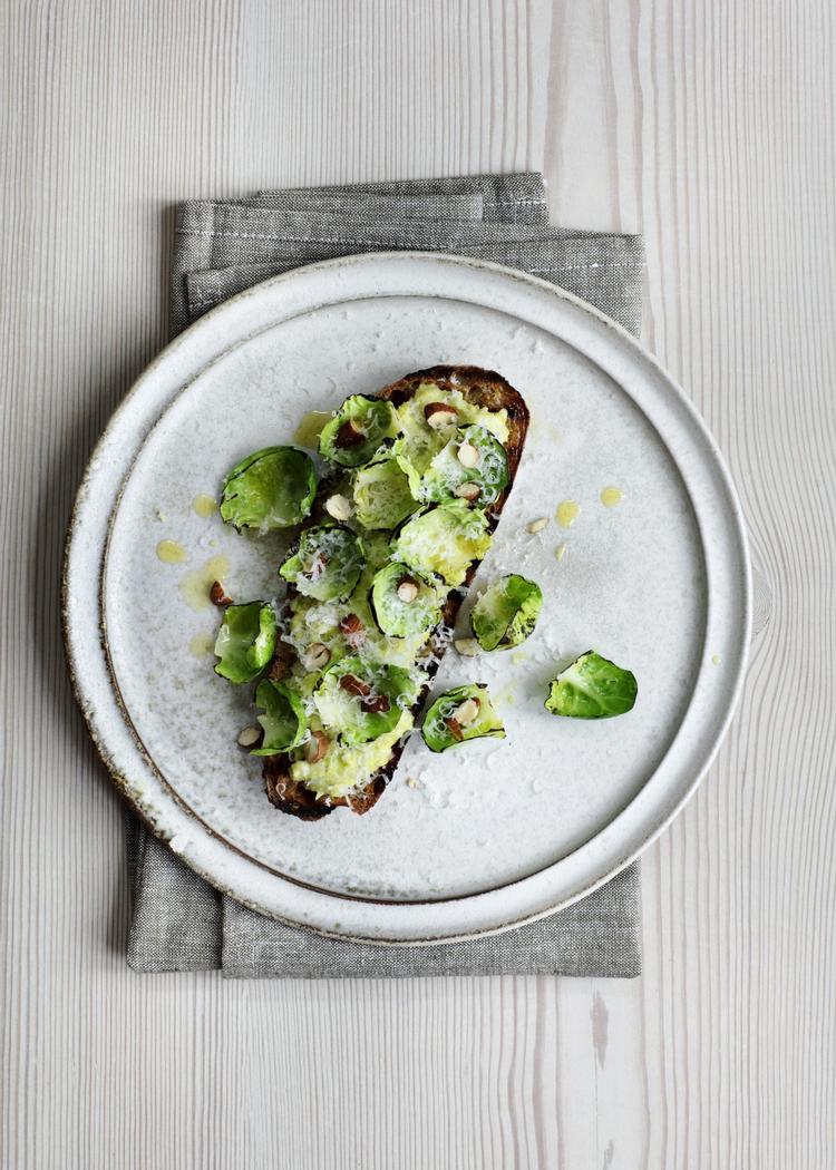Toasten er et godt eksempel på, at man kan trylle en skøn, lille ret frem af næsten ingenting, bare man har lidt kål i køleskabet. Line Thit Klein