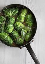 Savoykålen har en blid, letbitter smag og en stor medgørlighed i strukturen, som giver god mening, når man skal folde pakkerne. Line Thit Klein