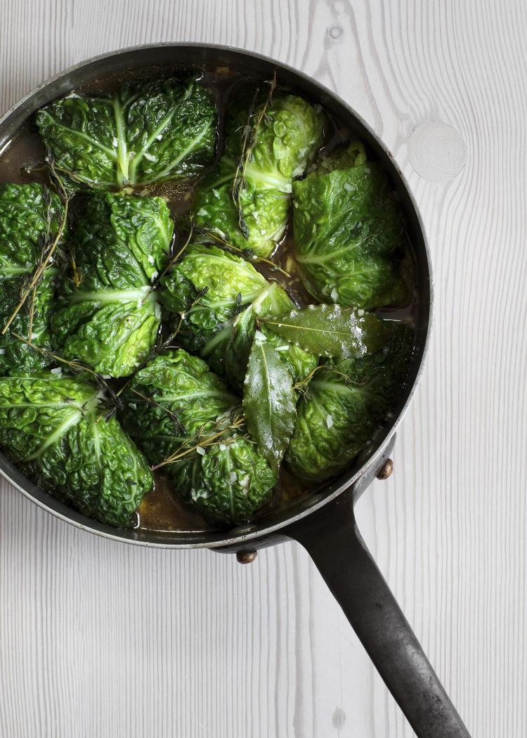 Savoykålen har en blid, letbitter smag og en stor medgørlighed i strukturen, som giver god mening, når man skal folde pakkerne. Line Thit Klein