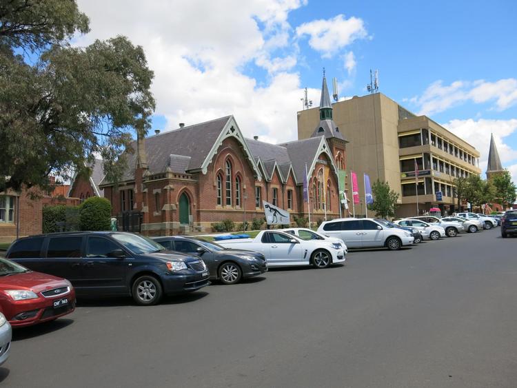 Australske bilister, her i Bathurst, er ikke i tvivl, når de parkerer på gaden. De bakker ind. 