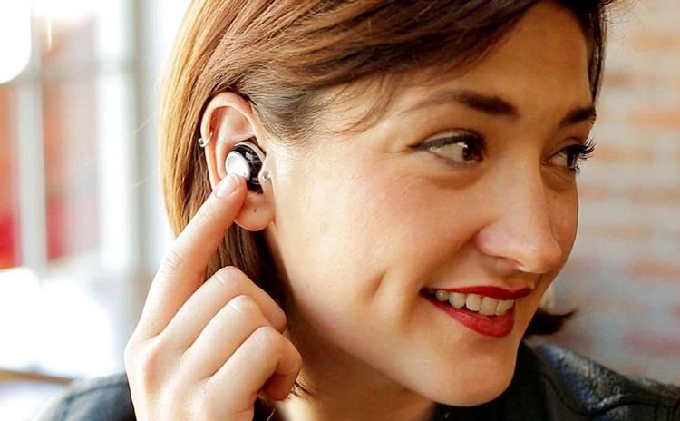 Nuheara IQbuds er et eksempel på øretelefoner til musik og telefonsamtaler, der også kan virke som en slags høreapparat. Men det virker ikke specielt godt. Nuheara