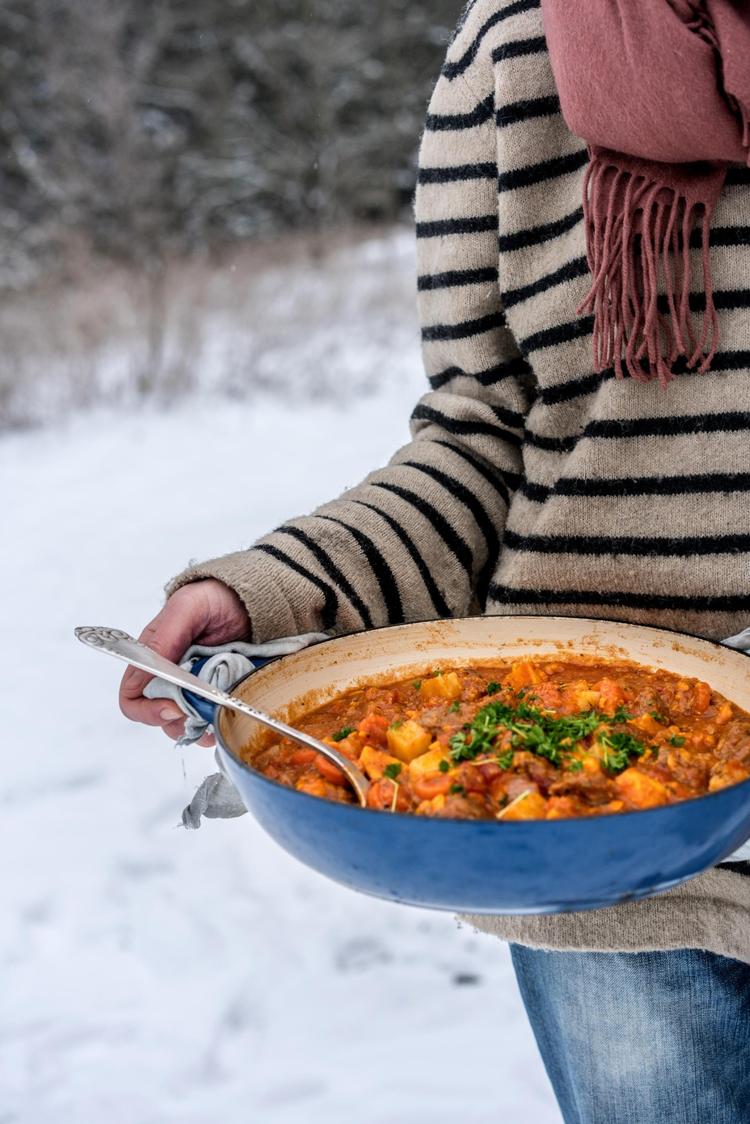 En god simreret som denne oksegryde kan stå på komfuret en god bid af dagen og blive lækrere og lækrere helt af sig selv. Eva Helbæk