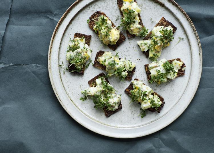Æggesalat på sprødt rugbrød er en lille overskuelig snack eller forret af råvarer, man stort set altid har i huset. Foto: Line Thit Klein