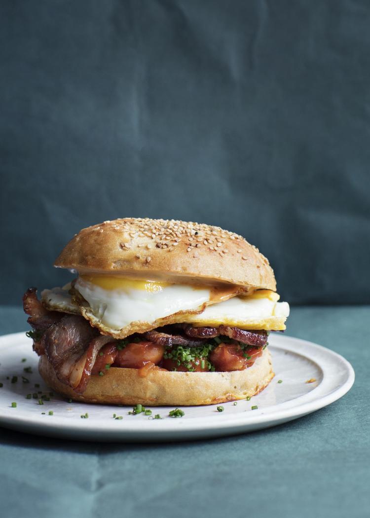 Burgeren indeholder spejlæg, chilimayonnaise, bacon og tomatkompot. Line Thit Klein