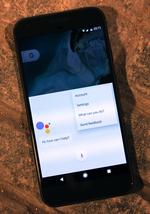 Google Assistant kommer snart på dansk, som Android-ejere kan få lov at bruge til at kommandere rundt med alt fra deres kalender til musikken i huset – og iPhone-ejere kan få et alternativ til Siri. Google