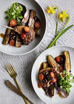 Hvis du er vild med at grille uden for sommersæsonen, så fyr op i grillen, og grill koteletter og aubergine i stedet for at stege dem. Foto: Line Thit Klein