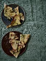 Snack. En sprød pizza, hvor løg, rosmarin og olivenolie går op i en højere enhed.Foto: Anders Schønneman Foto: Anders Schønneman