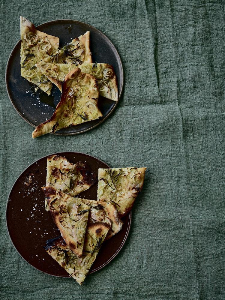 Snack. En sprød pizza, hvor løg, rosmarin og olivenolie går op i en højere enhed.Foto: Anders Schønneman Foto: Anders Schønneman