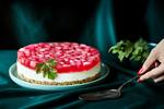 Geranium er efter min mening det bedste krydderi til rabarber. Bladene fra den duftende potteplante indeholder de samme æteriske olier som roser – geraniol og citronellol – og afgiver derfor en fin citrus- og rosenagtig parfume, som passer perfekt til rabarberdesserter. Chris Tonnesen