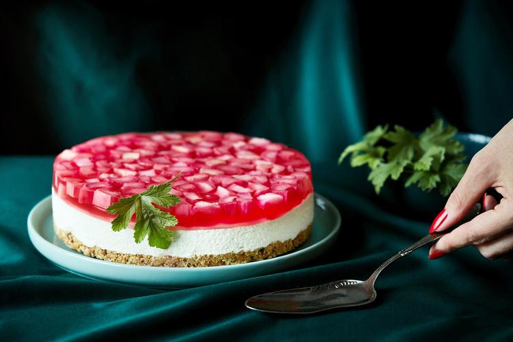 Geranium er efter min mening det bedste krydderi til rabarber. Bladene fra den duftende potteplante indeholder de samme æteriske olier som roser – geraniol og citronellol – og afgiver derfor en fin citrus- og rosenagtig parfume, som passer perfekt til rabarberdesserter. Chris Tonnesen