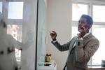 Varan Pathmanathan arbejder i finanssektoren, hvor han blandt andet er med til at hjælpe grønne  startup-virksomheder med at få etableret et samarbejde med banker og pensionskasser.  Foto: Emma Sejersen /POLFOTO