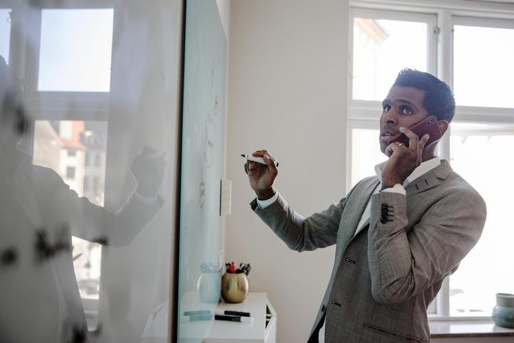 Varan Pathmanathan arbejder i finanssektoren, hvor han blandt andet er med til at hjælpe grønne  startup-virksomheder med at få etableret et samarbejde med banker og pensionskasser.  Foto: Emma Sejersen /POLFOTO