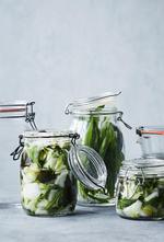 
Grønt tilbehør. De gærede grøntsager er både dekorative og sunde. Med dem i baghånden er det lettere at pifte lidt kedelige rester op. Foto: Stine Christiansen
 Stine Christiansen