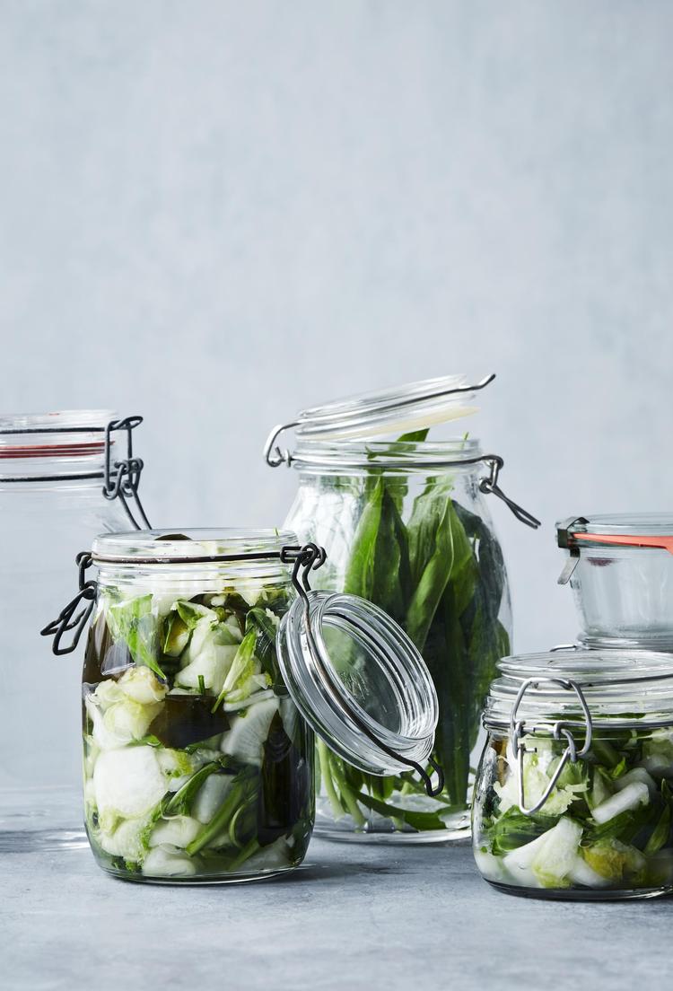 
Grønt tilbehør. De gærede grøntsager er både dekorative og sunde. Med dem i baghånden er det lettere at pifte lidt kedelige rester op. Foto: Stine Christiansen
 Stine Christiansen