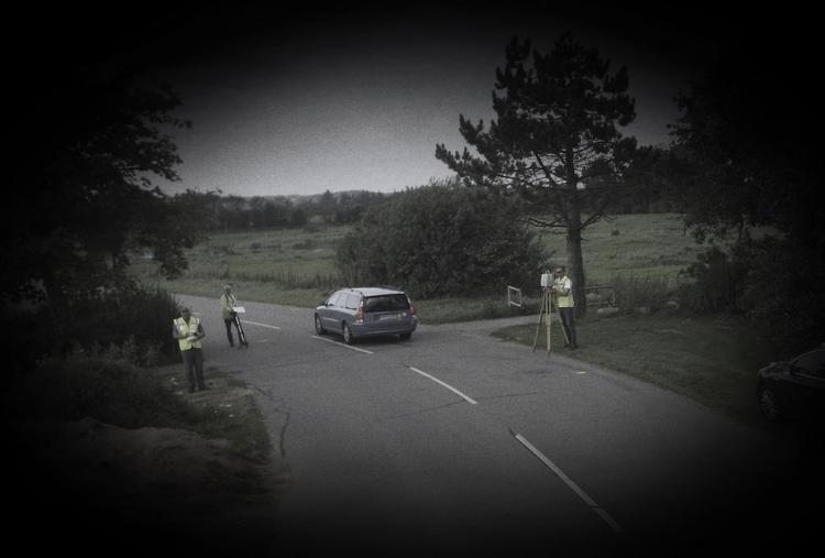 Havarikommissionens besigtigelsesteam på arbejde. Det er ikke en af ulykkerne fra artiklen, og bilen er en tilfældig forbipasserende. Til højre bruger en medarbejder en 3D-skanner, der danner et virtuelt billede af scenen. Havarikommissionen