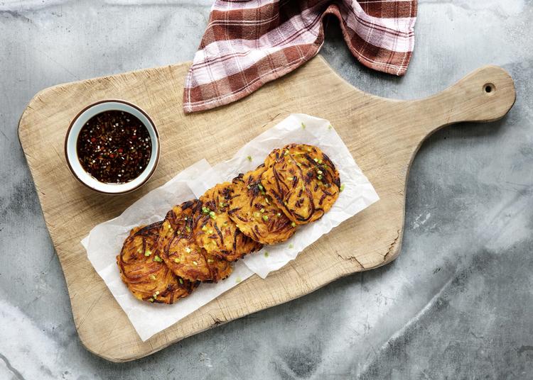 Små hapsere. Græskarpandekagerne serveres som snack med uundværlig sojadyppelse. Vælg en dyb skål til den, så du virkelig kan dyppe grundigt. Foto: Line Thit Klein
 Line Thit Klein