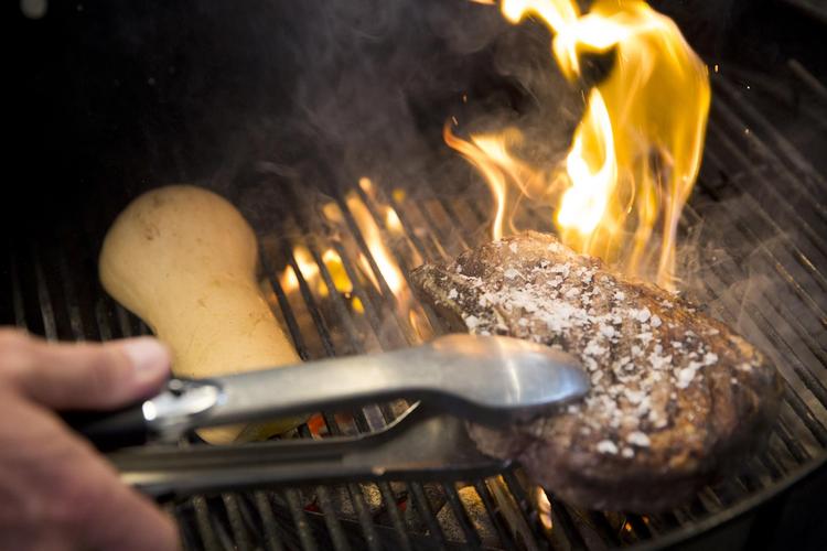 Det behøver ikke at stå ud med flammer og røg for at få den ægte grillsmag. Grill på el er næsten ligeså godt.  