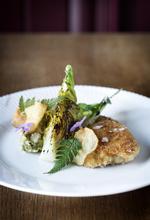 Tilbehøret til fisken er hjemmelavede kartoffelchips, tartarsauce og brændt salat. Foto: Line Thit Klein/Freelance