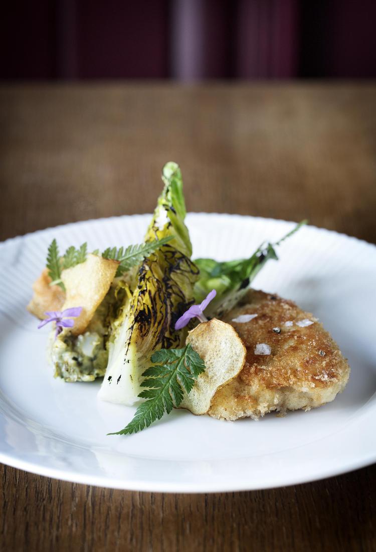 Tilbehøret til fisken er hjemmelavede kartoffelchips, tartarsauce og brændt salat. Foto: Line Thit Klein/Freelance