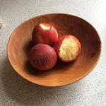 Søren Ryge mistænker, at det måske er larver eller snegle, der er gået i læserens ferskner i ly af nattens mulm og mørke. Privatfoto