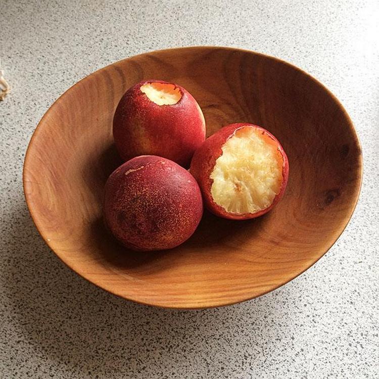 Søren Ryge mistænker, at det måske er larver eller snegle, der er gået i læserens ferskner i ly af nattens mulm og mørke. Privatfoto