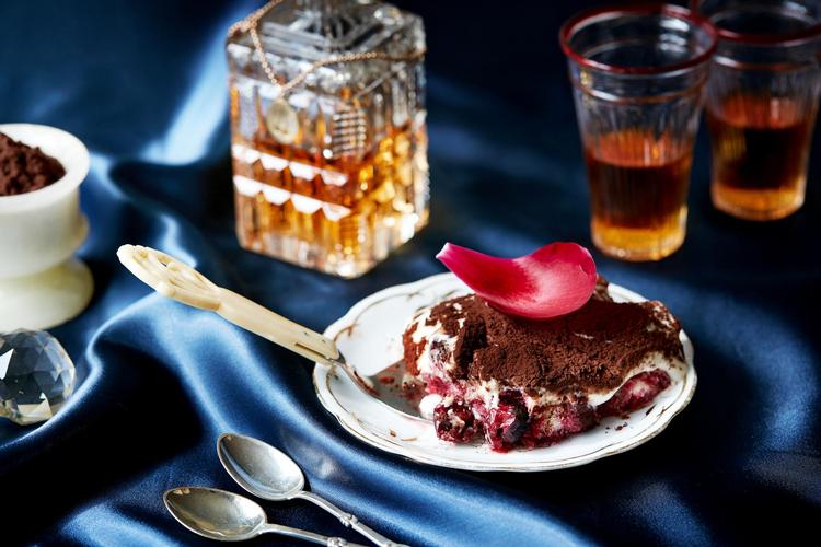 
Forskud. En tiramisu laves bedst dagen før servering, men du kan drysse lidt kakao ud over den, lige før den sættes på bordet. Foto: Chris Tonnesen
 Chris Tonnesen
