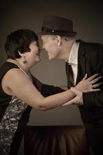 »Hov, hvor er dine lange fletninger«, spurgte Jan, da han mødte Alma igen. »Samme sted som dine krøller«, grinede Alma. Der var gået 20 år, men deres tætte forbindelse med hinanden var den samme. 