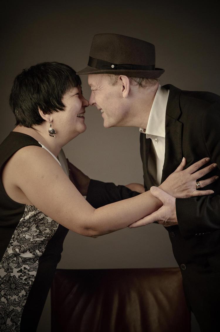 »Hov, hvor er dine lange fletninger«, spurgte Jan, da han mødte Alma igen. »Samme sted som dine krøller«, grinede Alma. Der var gået 20 år, men deres tætte forbindelse med hinanden var den samme. 