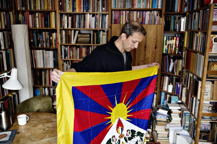 Formanden for støttekomiteen, Anders Højmark Andersen, samler på alt om Tibet. Herunder også det tibetanske flag med sneløven, der er bandlyst i Kina. Det samme var for en stund gældende i Danmark, da præsident Hu Jintao i 2012 kom på statsbesøg. Melissa Kühn Hjerrild