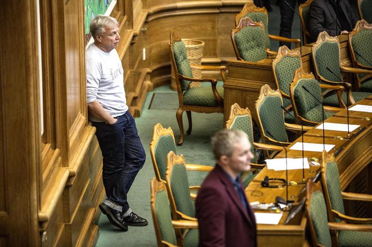 I det parlamentariske rugbrødsarbejde har Uffe Elbæk fra alternativet valgt at spille en perifer rolle for at give plads til andre i sin gruppe.  