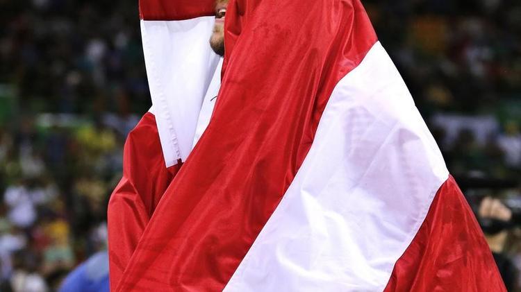 Måske vil det ske igen? Mikkel Hansen pakket ind i Dannebrog efter VM i Frankrig - ganske som efter den olympiske finale i Rio 