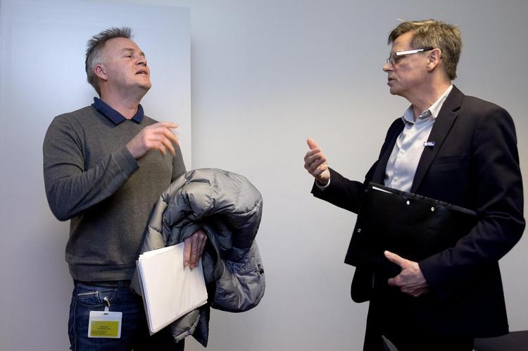 1813-chefen Freddy Lippert (th) forsvarede i januar akuttelefonen i Region Hovedstaden over for en af de skarpeste kritikere, læge Søren Brix, fra PLO, de praktiserende lægers organisation. PLO fraråder stadig medlemmer at arbejde der, fordi det er sygeplejersker og ikke læger, der tager telefonen. Og fordi PLO mener, at det hele kørte bedre, dengang lægerne selv stod for lægevagten 